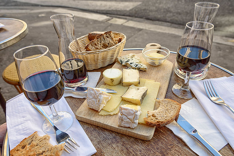 Fichier: Fromage, vin et pain dans un café-terrasse à Paris, juin 2015.jpg "width =" 800 "height =" 534