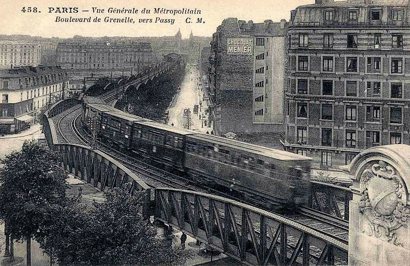 Fichier: Paris - Vue générale du Métropolitain Boulevard de Grenelle vers Passy.jpg